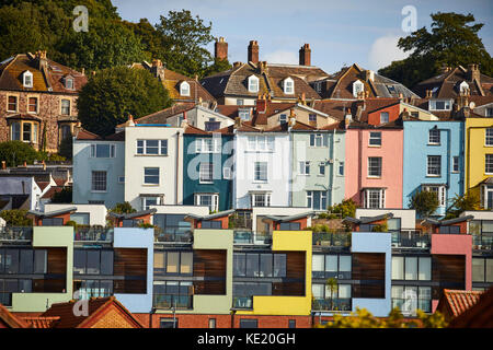 Maisons couleur historique sur la colline du centre-ville de Bristol Banque D'Images