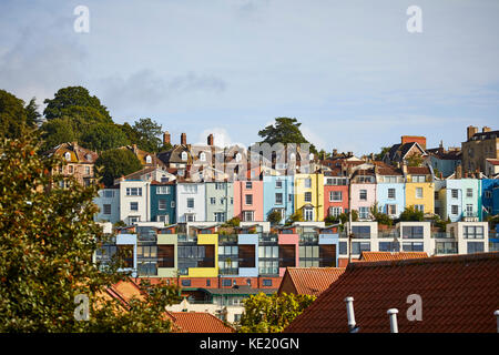 Maisons couleur historique sur la colline du centre-ville de Bristol Banque D'Images