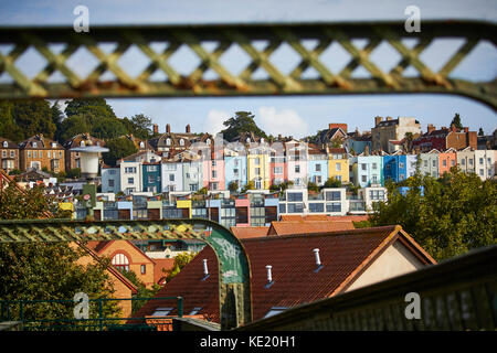 Maisons couleur historique sur la colline du centre-ville de Bristol Banque D'Images