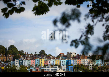 Maisons couleur historique sur la colline du centre-ville de Bristol Banque D'Images