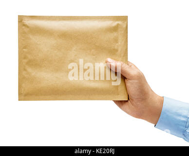 La main de l'homme dans une chemise détient une enveloppe jaune isolé sur fond blanc. close up. haute résolution produit Banque D'Images