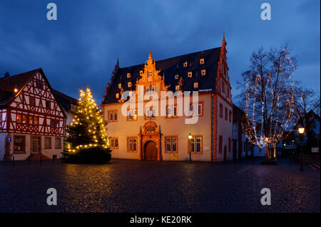 Gross-Umstadt dans l'Odenwald: Arbre de Noël sur la place du marché avec hôtel de ville historique, Hesse, Allemagne Banque D'Images