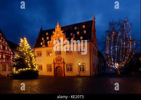 Gross-Umstadt dans l'Odenwald: Arbre de Noël sur la place du marché avec hôtel de ville historique, Hesse, Allemagne Banque D'Images