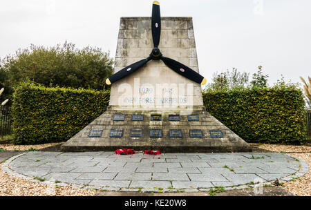 Nouvelle Forêt Mémorial d'aviation, commémorant la deuxième guerre mondiale, l'effort, avec des plaques naming 12 aérodromes locaux, Holmsley, Bransgore, England, UK. Banque D'Images