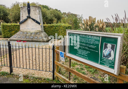 Nouvelle Forêt Mémorial d'aviation, commémorant la deuxième guerre mondiale, l'effort, avec des plaques naming 12 aérodromes locaux, Holmsley, Bransgore, England, UK. Banque D'Images