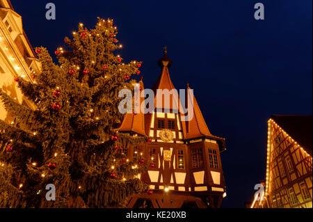 Arbre de Noël devant la mairie historique, foire de Noël dans la vieille ville de Michelstadt dans l'Odenwald, Hesse, Allemagne Banque D'Images