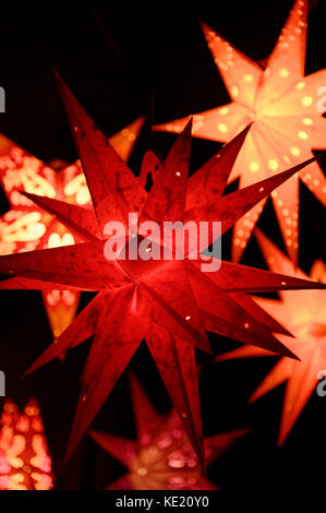 Stars dans un stand sur le salon de noël à Michelstadt dans l'Odenwald, Hesse, Allemagne Banque D'Images