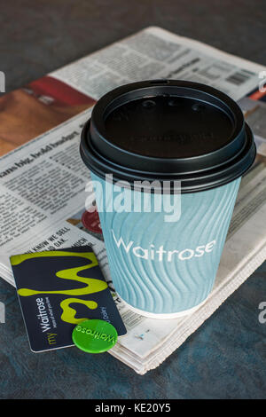 Ma carte de Waitrose, qui attire un petit thé ou café et journal quotidien. Les jetons verts aller vers les bonnes causes, localement. Angleterre, Royaume-Uni. Banque D'Images