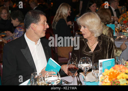 La duchesse de Cornouailles parle à Antony Gormley lors d'une réception au Guildhall de Londres, avant la cérémonie de remise du prix Man Booker 2017. Banque D'Images