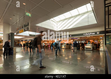 La boutique hors taxes et la zone principale du terminal 2 de l'aéroport international de Munich. Banque D'Images