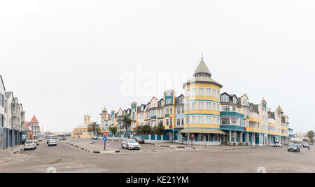 Swakopmund, Namibie - 30 juin 2017 : une scène de rue avec des appartements et les entreprises de Swakopmund sur la côte atlantique de la namibie Banque D'Images