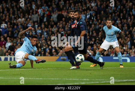 Gabriel Jesus de Manchester City tire lors du match F de l'UEFA Champions League au Etihad Stadium de Manchester. Banque D'Images