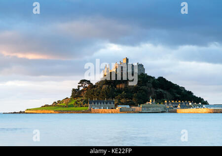 À l'aube.st michaels mount, dans Mounts Bay, près de marazion Hayle, Cornwall, Angleterre, Grande-Bretagne, Royaume-Uni. Banque D'Images