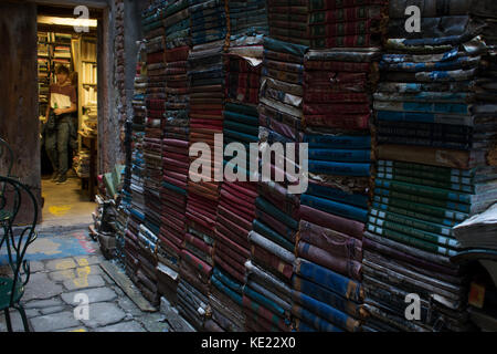 Venise, Italie - octobre 7 , 2017 : librairie à Venise, beaucoup de livres Banque D'Images