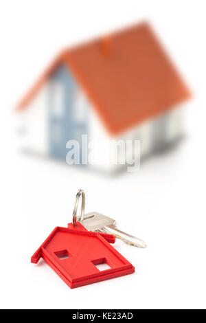 Chambre rouge chambre porte clé avec chaîne et pendentif clé model house over white background Banque D'Images