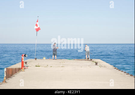 Pêche sur un quai à Dyer Bay dans le lac Ontario, Canada Banque D'Images