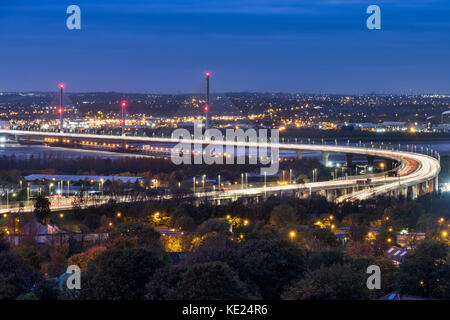 Le Mersey Gateway Pont sur l'estuaire de la Mersey entre Runcorn et Widnes, Cheshire, England, UK Banque D'Images