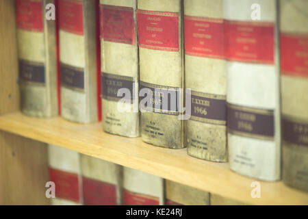 Les bureaux du cabinet juridique vieux livres rapport sur étagère. Le livre modèles sont vieux et générique et n'exigent pas des biens. Banque D'Images