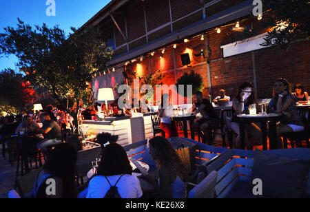 Le quartier animé de cuisine Bar du port de Thessalonique. Banque D'Images