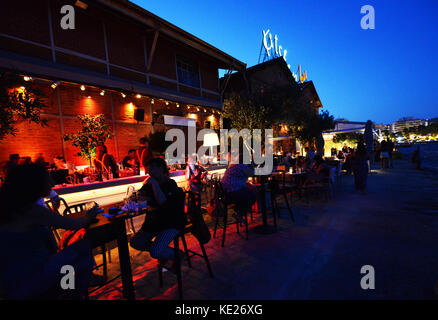 Le quartier animé de cuisine Bar du port de Thessalonique. Banque D'Images