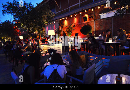 Le quartier animé de cuisine Bar du port de Thessalonique. Banque D'Images