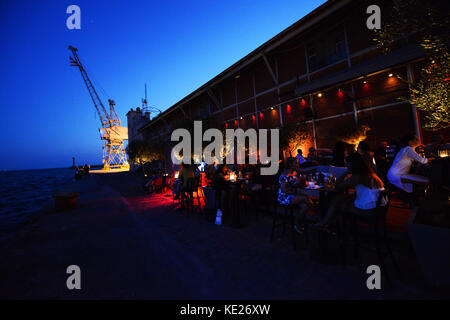 Le quartier animé de cuisine Bar du port de Thessalonique. Banque D'Images