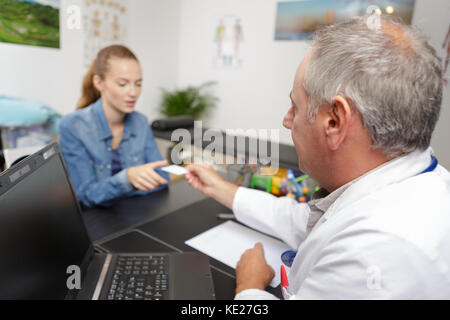 Carte de patient médecin passant Banque D'Images