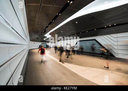 Les piétons floue à marcher le long de la nouvelle Wynyard à pied de la gare de Wynyard connexion à Barangaroo, passerelle piétonne, Sydney, NSW, Australie Banque D'Images