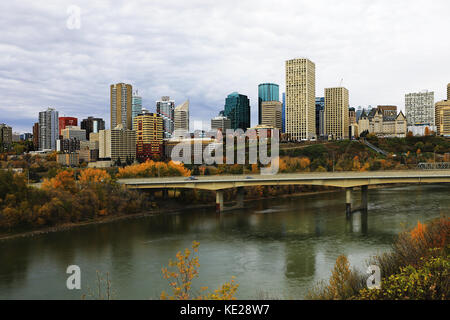 Centre-ville d'edmonton avec aspen en automne coloré Banque D'Images