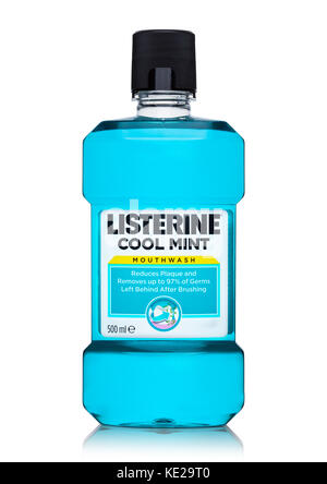 Londres, Royaume-Uni - juin 9, 2017 : le rince-bouche LISTERINE récipient sur fond blanc. listerine est une marque de produit rince-bouche antiseptique. Banque D'Images