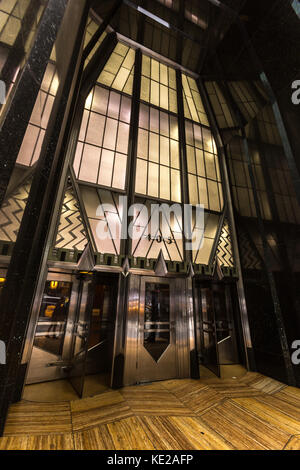 Vue d'une entrée de l'immeuble Chrysler à Manhattan, NEW YORK Banque D'Images