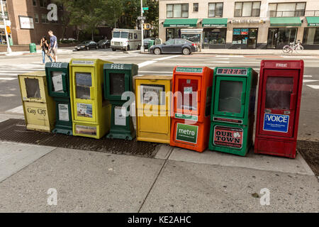 Rangée de distributeurs de journaux gratuits sur le site de l'Upper East Side de Manhattan, New York. Banque D'Images