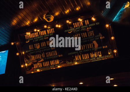 Menu de cocktails sur le thème de la musique au-dessus de barre à bowery electric, manhattan, new york. Banque D'Images