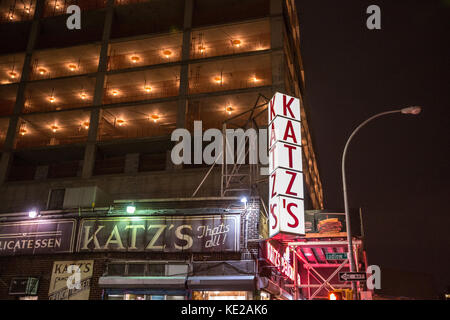 Vue extérieure de Katz's delicatessen à New York City. Banque D'Images