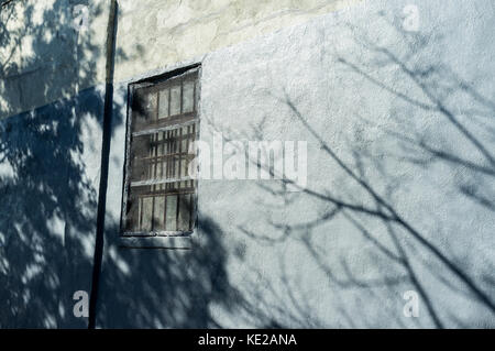 Fenêtre fermée sur le côté de la chambre à Greenpoint, Brooklyn, New York. Banque D'Images