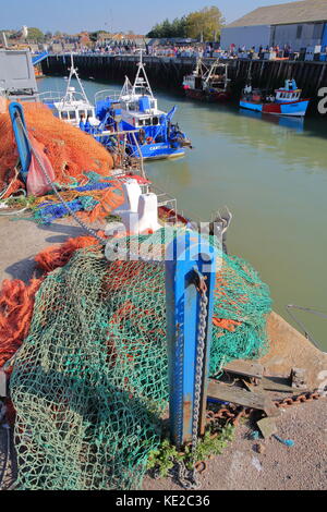 Whitstable, uk - 15 octobre 2017 : le port de pêche avec des filets de pêche à l'avant-plan Banque D'Images