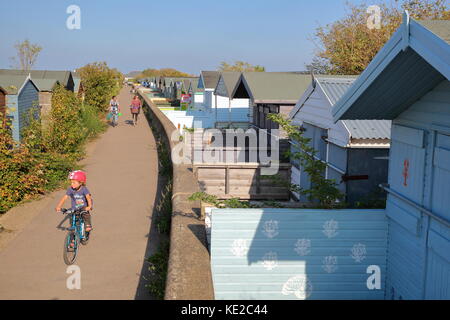 Whitstable, uk - 15 octobre 2017 : une rangée de cabanes en bois coloré le long d'une allée et donnant sur la mer Banque D'Images