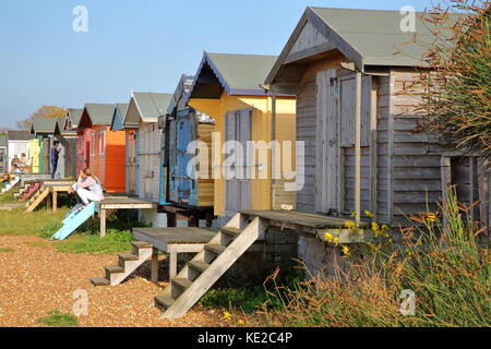 Whitstable, uk - 15 octobre 2017 : une rangée de cabanes en bois coloré avec vue sur la mer Banque D'Images