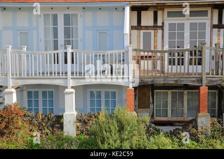 Whitstable, uk - 15 octobre 2017 : maisons colorées aux balcons de bois donnant sur la mer Banque D'Images