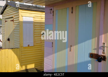 Whitstable, uk - 15 octobre 2017 : Gros plan sur l'entrée de huttes en bois coloré Banque D'Images