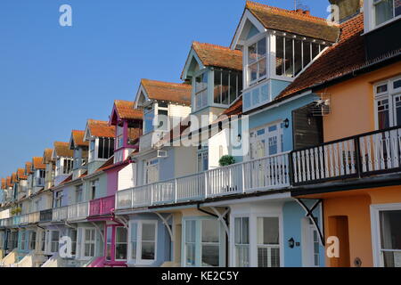 Whitstable, uk - 15 octobre 2017 : une rangée de maisons colorées aux balcons de bois donnant sur la mer Banque D'Images