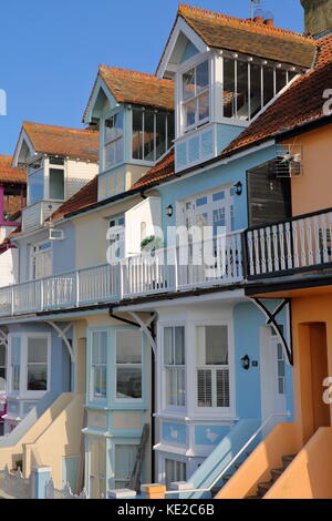 Whitstable, uk - 15 octobre 2017 : une rangée de maisons colorées aux balcons de bois donnant sur la mer Banque D'Images