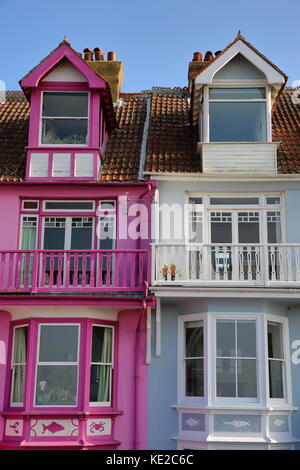 Whitstable, uk - 15 octobre 2017 : maisons colorées aux balcons de bois donnant sur la mer Banque D'Images