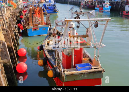 Whitstable, uk - 15 octobre 2017 : le port de pêche avec des bateaux de pêche colorés Banque D'Images