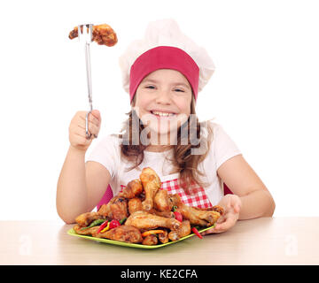 Happy little girl cuisiner avec des pilons de poulet Banque D'Images