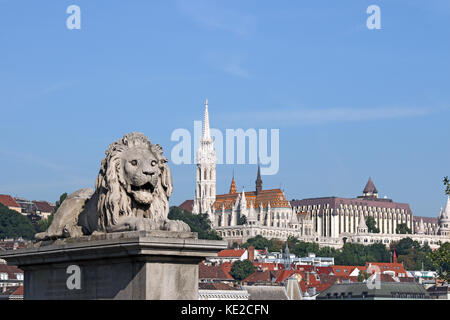 Bastion des pêcheurs et statue de lion Budapest Banque D'Images