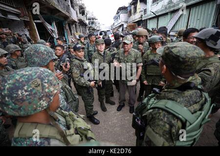 La présidente philippine rodrigo duterte parle avec des soldats sur les lignes de front lors d'une visite le 11 septembre 2017 à marawi City, Philippines. les forces armées des Philippines sont en ce moment la lutte contre les combattants d'Isis au Malawi et de la ville étaient aux prises avec les rebelles dans la province de Mindanao islamique depuis des décennies. Banque D'Images