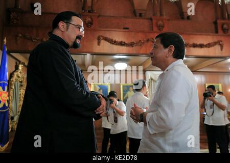 Le président philippin Rodrigo Duterte, à droite, discute avec l'acteur Steven Seagal au Palais Malacanang le 12 octobre 2017 à Manille, Philippines. Seagal est aux Philippines pour trouver un nouveau film. Banque D'Images