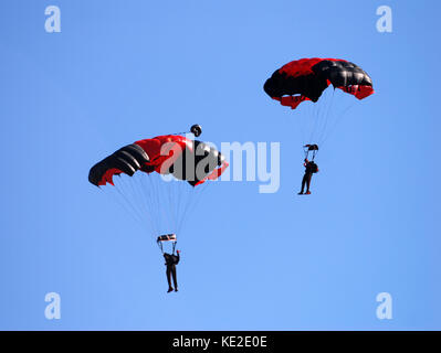 Deux parachutes contre le ciel bleu Banque D'Images