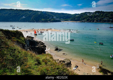 Des bateaux et des gens sur la barre de sable à l'entrée de l'estuaire de Salcombe, Devon, UK Banque D'Images